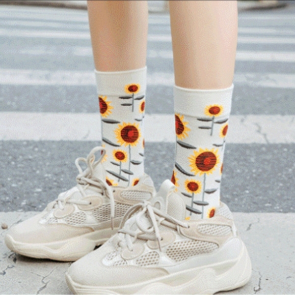 NEW NWOT POPPY FLOWER AND BIRD FLORAL FLOWER SOCKS - Picture 2 of 3